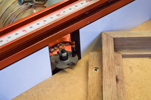 Slot cutting jig on the router table