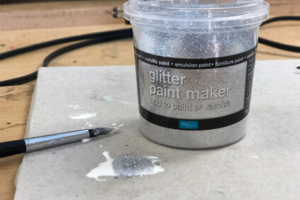 Making glitter paint